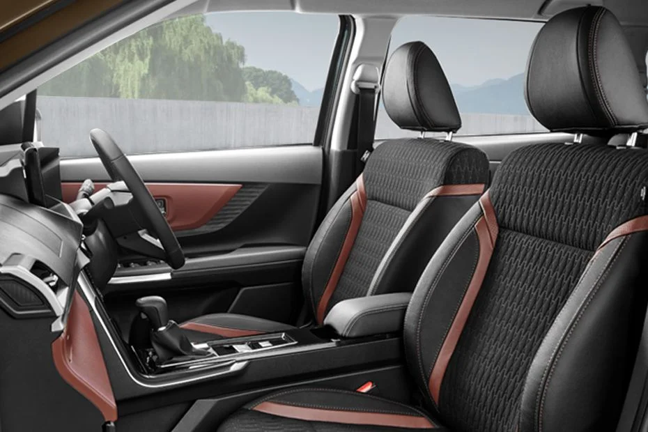 Tempat duduk hadapan Perodua Alza 2022 semi-leather