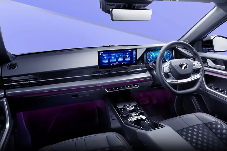 Dashboard dan skrin sentuh dalaman Perodua QV-E