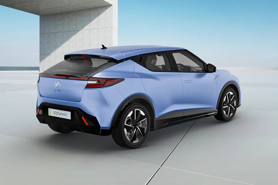 Perodua QV-E pandangan belakang tiga suku